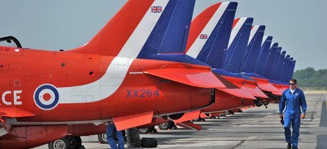 Εναέριο υπερθέαμα στην Αθήνα με τη συμμετοχή των «Red Arrows» της Βρετανικής Αεροπορίας [εικόνες] | iefimerida.gr 6