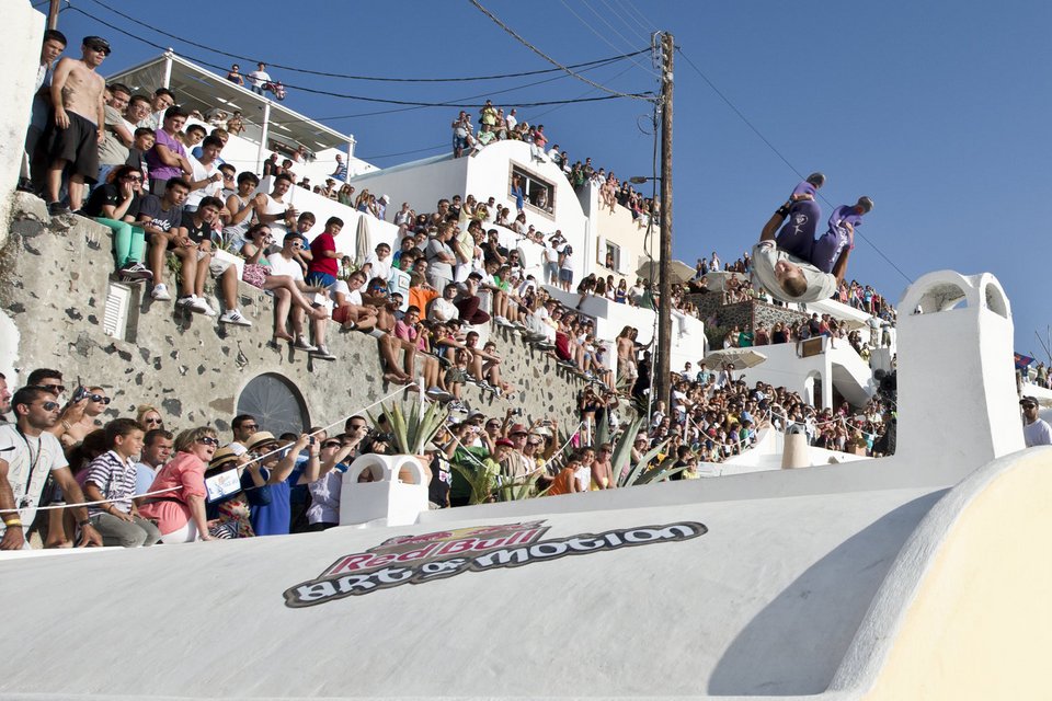 Ιλιγγος στις στέγες της Σαντορίνης -Φωτογραφίες που κόβουν την ανάσα από ένα επικίνδυνο σπορ [εικόνες] | iefimerida.gr 0