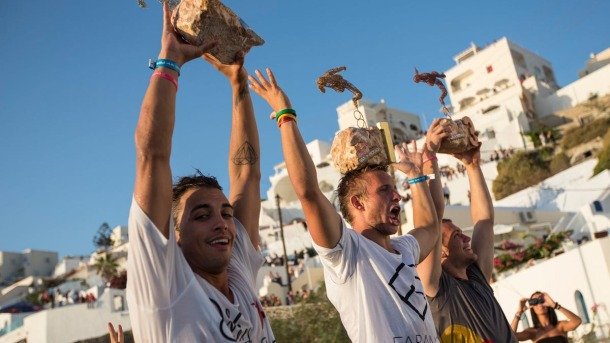 Ιλιγγος στις στέγες της Σαντορίνης -Φωτογραφίες που κόβουν την ανάσα από ένα επικίνδυνο σπορ [εικόνες] | iefimerida.gr 8