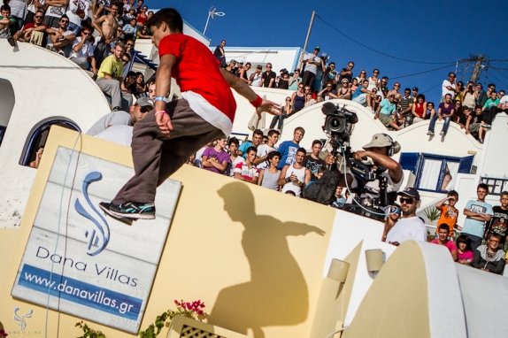 Ιλιγγος στις στέγες της Σαντορίνης -Φωτογραφίες που κόβουν την ανάσα από ένα επικίνδυνο σπορ [εικόνες] | iefimerida.gr 9