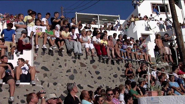 Ιλιγγος στις στέγες της Σαντορίνης -Φωτογραφίες που κόβουν την ανάσα από ένα επικίνδυνο σπορ [εικόνες] | iefimerida.gr 10