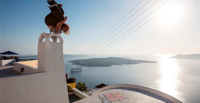 Ιλιγγος στις στέγες της Σαντορίνης -Φωτογραφίες που κόβουν την ανάσα από ένα επικίνδυνο σπορ [εικόνες] | iefimerida.gr 11