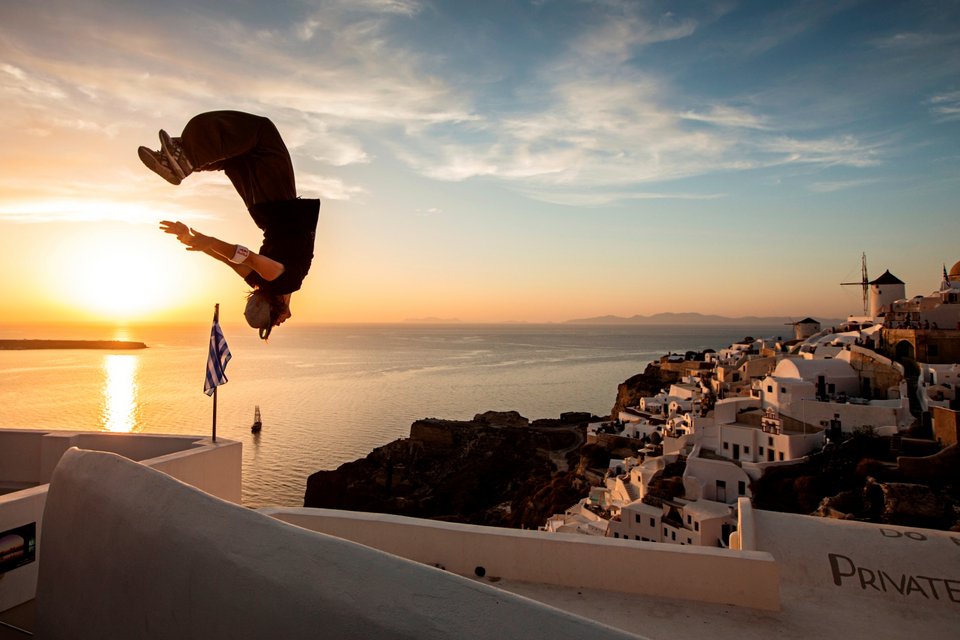 Ιλιγγος στις στέγες της Σαντορίνης -Φωτογραφίες που κόβουν την ανάσα από ένα επικίνδυνο σπορ [εικόνες] | iefimerida.gr 1