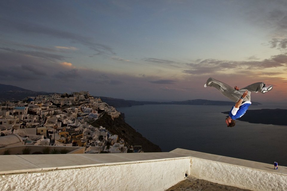 Ιλιγγος στις στέγες της Σαντορίνης -Φωτογραφίες που κόβουν την ανάσα από ένα επικίνδυνο σπορ [εικόνες] | iefimerida.gr 2