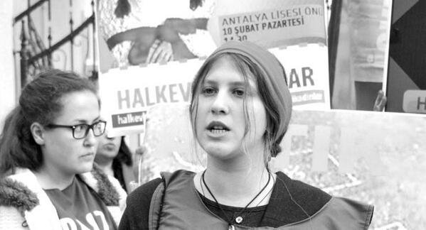 Toυρκία: Διαδηλώτρια κατέληξε στη φυλακή επειδή φορούσε κόκκινο φουλάρι | iefimerida.gr 2