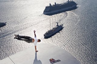 Ιλιγγος στις στέγες της Σαντορίνης -Φωτογραφίες που κόβουν την ανάσα από ένα επικίνδυνο σπορ [εικόνες] | iefimerida.gr 3