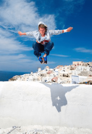 Ιλιγγος στις στέγες της Σαντορίνης -Φωτογραφίες που κόβουν την ανάσα από ένα επικίνδυνο σπορ [εικόνες] | iefimerida.gr 12