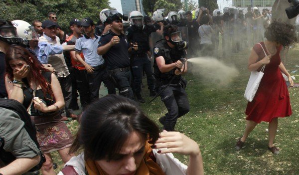 Τουρκία: Πώς τιμώρησαν τον αστυνομικό που ψέκασε τη «Γυναίκα με τα κόκκινα» [εικόνες] | iefimerida.gr 1