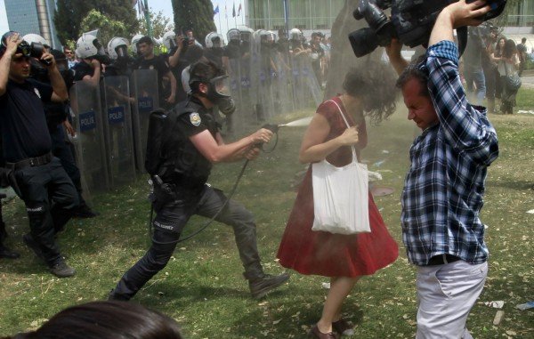 Τουρκία: Πώς τιμώρησαν τον αστυνομικό που ψέκασε τη «Γυναίκα με τα κόκκινα» [εικόνες] | iefimerida.gr 2