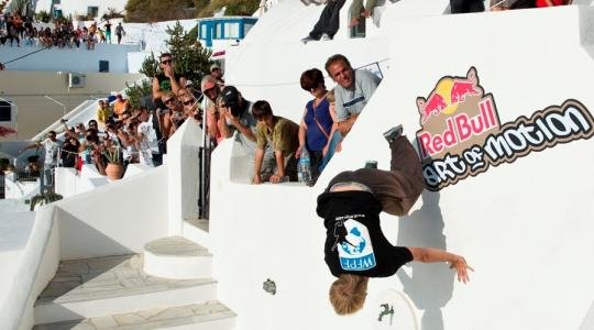 Ιλιγγος στις στέγες της Σαντορίνης -Φωτογραφίες που κόβουν την ανάσα από ένα επικίνδυνο σπορ [εικόνες] | iefimerida.gr 4