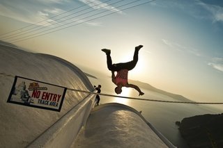 Ιλιγγος στις στέγες της Σαντορίνης -Φωτογραφίες που κόβουν την ανάσα από ένα επικίνδυνο σπορ [εικόνες] | iefimerida.gr 5