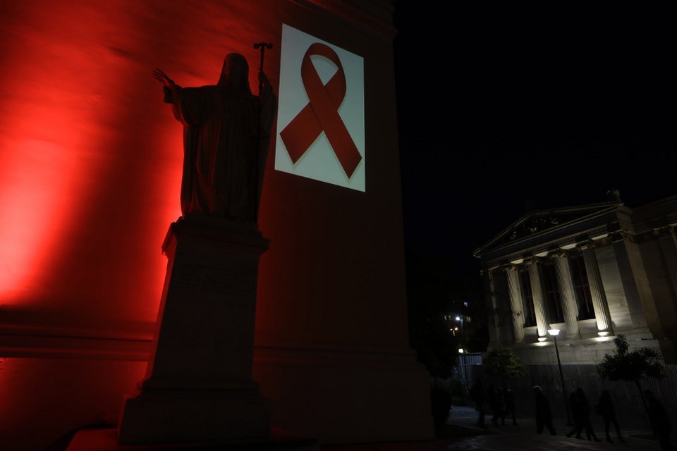Πώς η διπλωμένη κόκκινη κορδέλα έγινε το σύμβολο κατά του Aids [εικόνες] | iefimerida.gr 1