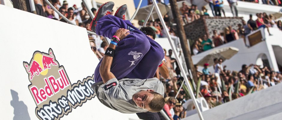 Ιλιγγος στις στέγες της Σαντορίνης -Φωτογραφίες που κόβουν την ανάσα από ένα επικίνδυνο σπορ [εικόνες] | iefimerida.gr 6