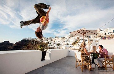 Ιλιγγος στις στέγες της Σαντορίνης -Φωτογραφίες που κόβουν την ανάσα από ένα επικίνδυνο σπορ [εικόνες] | iefimerida.gr 7