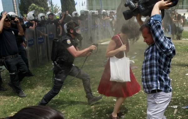 Αυτή είναι η κοπέλα σύμβολο της εξέγερσης στη Βραζιλία [εικόνες] | iefimerida.gr 1