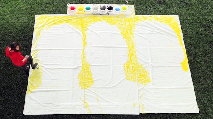 Κολλημένη με τη μπάλα: Ζωγράφος δημιουργεί εκπληκτικά πορτρέτα παίζοντας ποδόσφαιρο [βίντεο] | iefimerida.gr 0