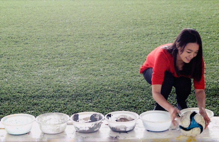 Κολλημένη με τη μπάλα: Ζωγράφος δημιουργεί εκπληκτικά πορτρέτα παίζοντας ποδόσφαιρο [βίντεο] | iefimerida.gr 4