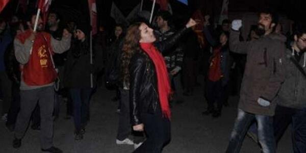 Toυρκία: Διαδηλώτρια κατέληξε στη φυλακή επειδή φορούσε κόκκινο φουλάρι | iefimerida.gr 0