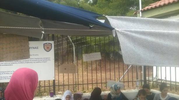 Σε απεργία πείνας έγκυες στον προσφυγικό καταυλισμό στη Ριτσώνα [εικόνες] | iefimerida.gr 3