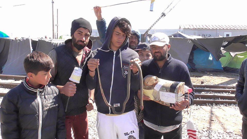 Πρόσφυγες στην Ειδομένη έγιναν... δημοσιογράφοι -Μεταδίδουν τα νέα και τα προβλήματα του καταυλισμού [εικόνες] | iefimerida.gr 2