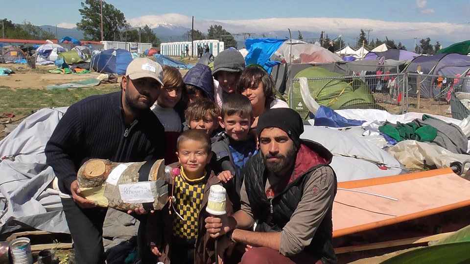 Πρόσφυγες στην Ειδομένη έγιναν... δημοσιογράφοι -Μεταδίδουν τα νέα και τα προβλήματα του καταυλισμού [εικόνες] | iefimerida.gr 4