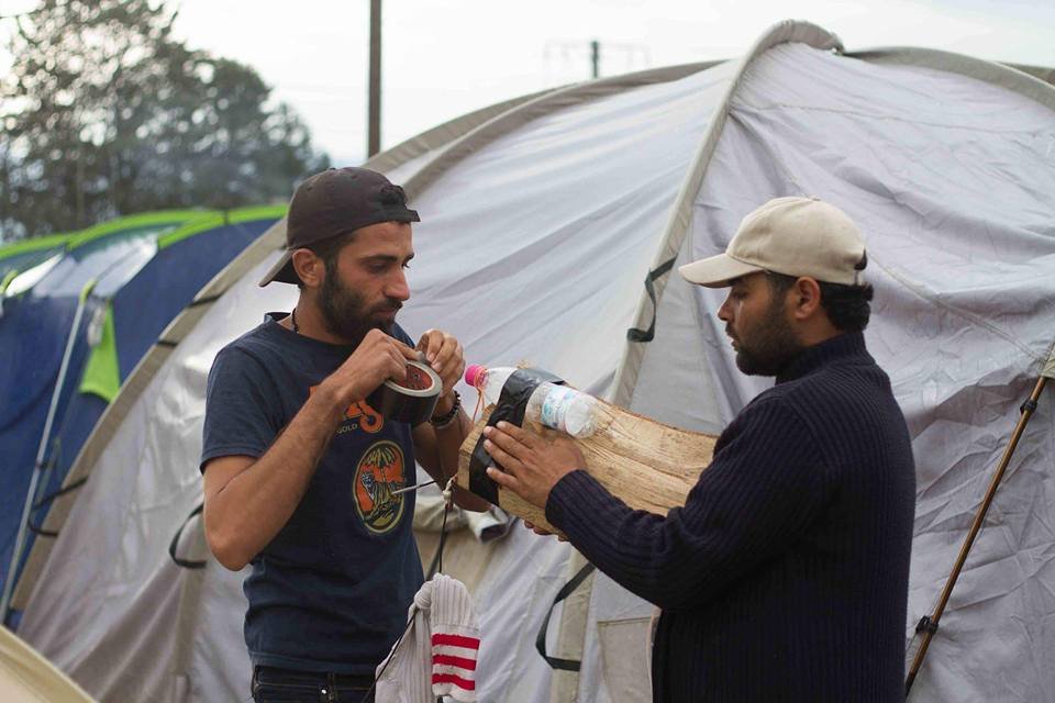 Πρόσφυγες στην Ειδομένη έγιναν... δημοσιογράφοι -Μεταδίδουν τα νέα και τα προβλήματα του καταυλισμού [εικόνες] | iefimerida.gr 5