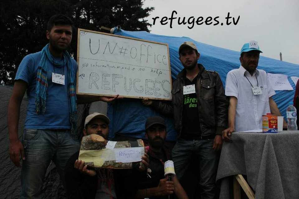Πρόσφυγες στην Ειδομένη έγιναν... δημοσιογράφοι -Μεταδίδουν τα νέα και τα προβλήματα του καταυλισμού [εικόνες] | iefimerida.gr 1