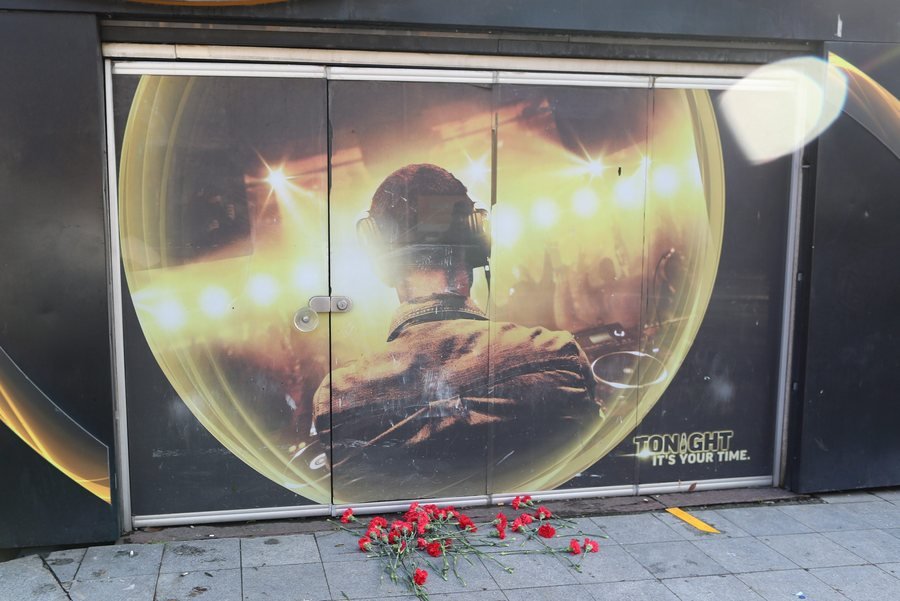 «Απόψε είναι η ώρα σου»: Η ανατριχιαστική αφίσα στην είσοδο του κλαμπ Reina [εικόνες] | iefimerida.gr 0