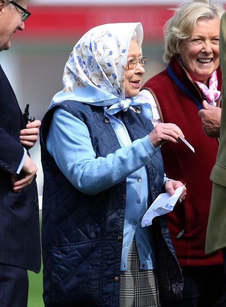 Τσιγκούνα: Η βασίλισσα Ελισάβετ χαίρεται σαν παιδί μόλις κερδίζει δωροεπιταγή [εικόνες] | iefimerida.gr 0