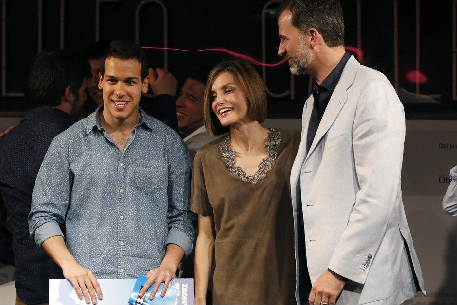 Πρώτη φορά: Η βασίλισσα Λετίσια με μίνι φόρεμα, καταπλήσσει [εικόνες] | iefimerida.gr 4