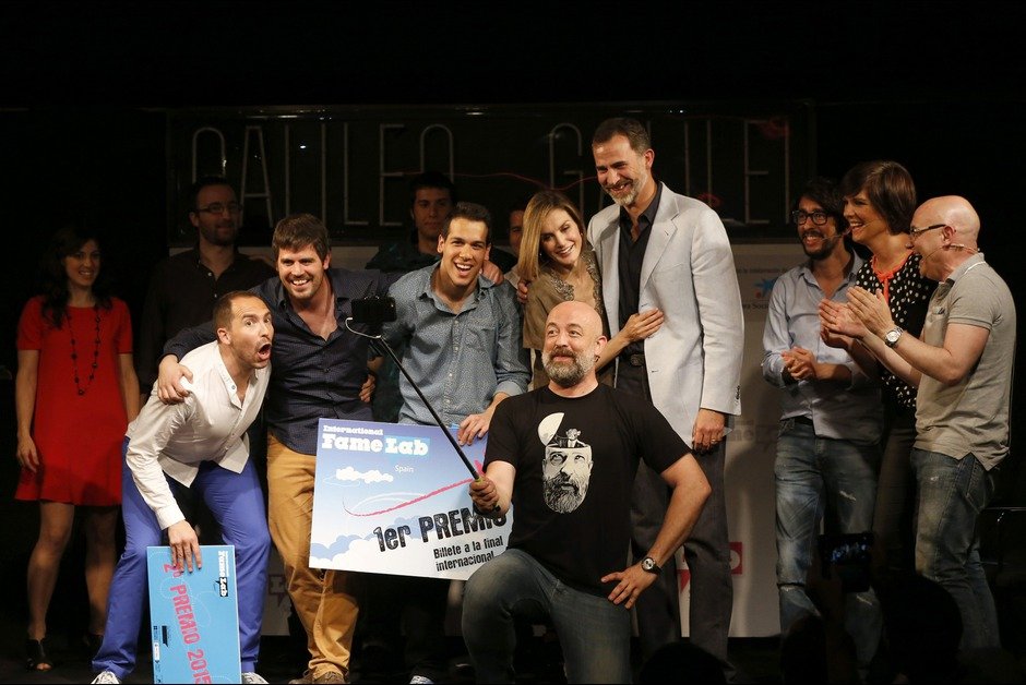 Πρώτη φορά: Η βασίλισσα Λετίσια με μίνι φόρεμα, καταπλήσσει [εικόνες] | iefimerida.gr 5