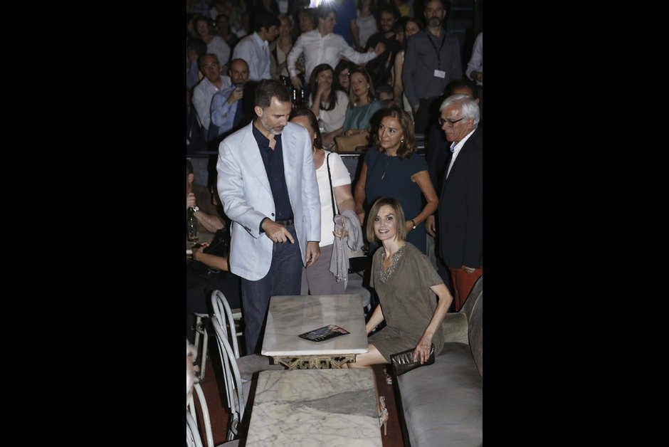 Πρώτη φορά: Η βασίλισσα Λετίσια με μίνι φόρεμα, καταπλήσσει [εικόνες] | iefimerida.gr 6