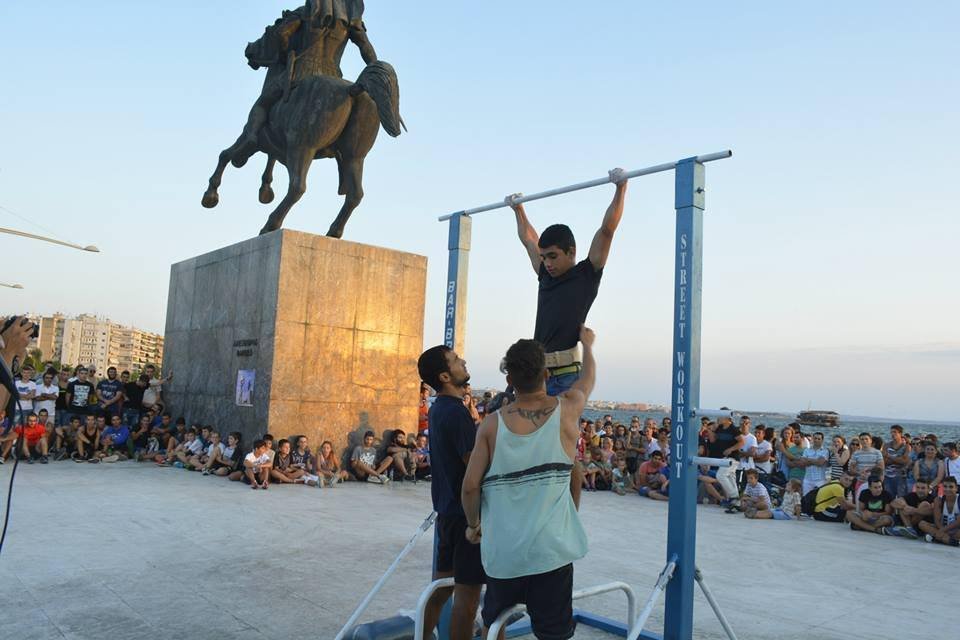 Θεσσαλονίκη: Ρεκόρ γκίνες για 18χρονο -Έκανε μονόζυγο κουβαλώντας 18 κιλά | iefimerida.gr 0
