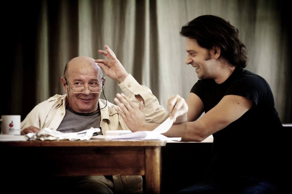 O Βασίλης Παπαβασιλείου υπαγορεύει τη διαθήκη του επί σκηνής [εικόνες]  | iefimerida.gr 0