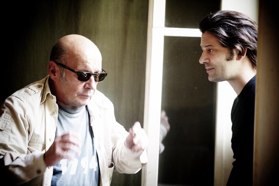 O Βασίλης Παπαβασιλείου υπαγορεύει τη διαθήκη του επί σκηνής [εικόνες]  | iefimerida.gr 1