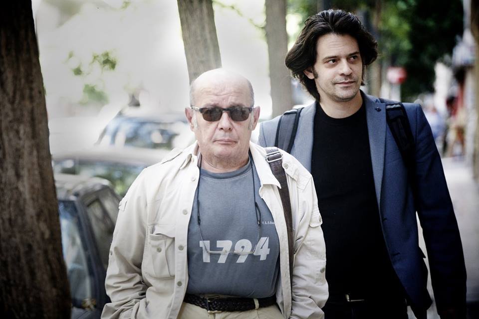 O Βασίλης Παπαβασιλείου υπαγορεύει τη διαθήκη του επί σκηνής [εικόνες]  | iefimerida.gr 2