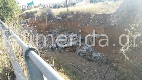  Πανικός στο Ιλιον -Αυτοσχέδια αναχώματα φτιάχνουν οι κάτοικοι για να προστατευθούν από τη βροχή [εικόνες] | iefimerida.gr 4