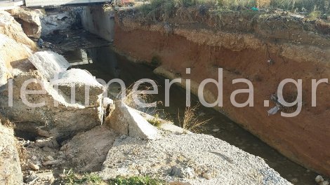  Πανικός στο Ιλιον -Αυτοσχέδια αναχώματα φτιάχνουν οι κάτοικοι για να προστατευθούν από τη βροχή [εικόνες] | iefimerida.gr 7