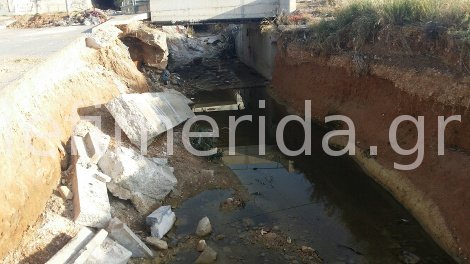  Πανικός στο Ιλιον -Αυτοσχέδια αναχώματα φτιάχνουν οι κάτοικοι για να προστατευθούν από τη βροχή [εικόνες] | iefimerida.gr 8