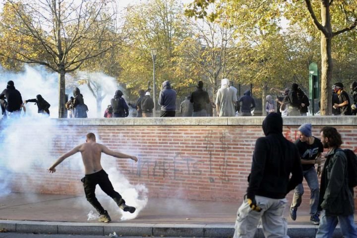 Οργή και βίαια επεισόδια στη Γαλλία για τον θάνατο 21χρονου διαδηλωτή -Συγκρούσεις όλη τη νύχτα σε 6 πόλεις [εικόνες] | iefimerida.gr 0