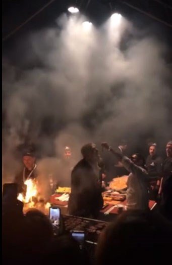 Το μπέργκερ του Salt Bae που ξετρέλανε τους καλεσμένους του Ρέμου και της Υβόννης [εικόνες & βίντεο] | iefimerida.gr 0