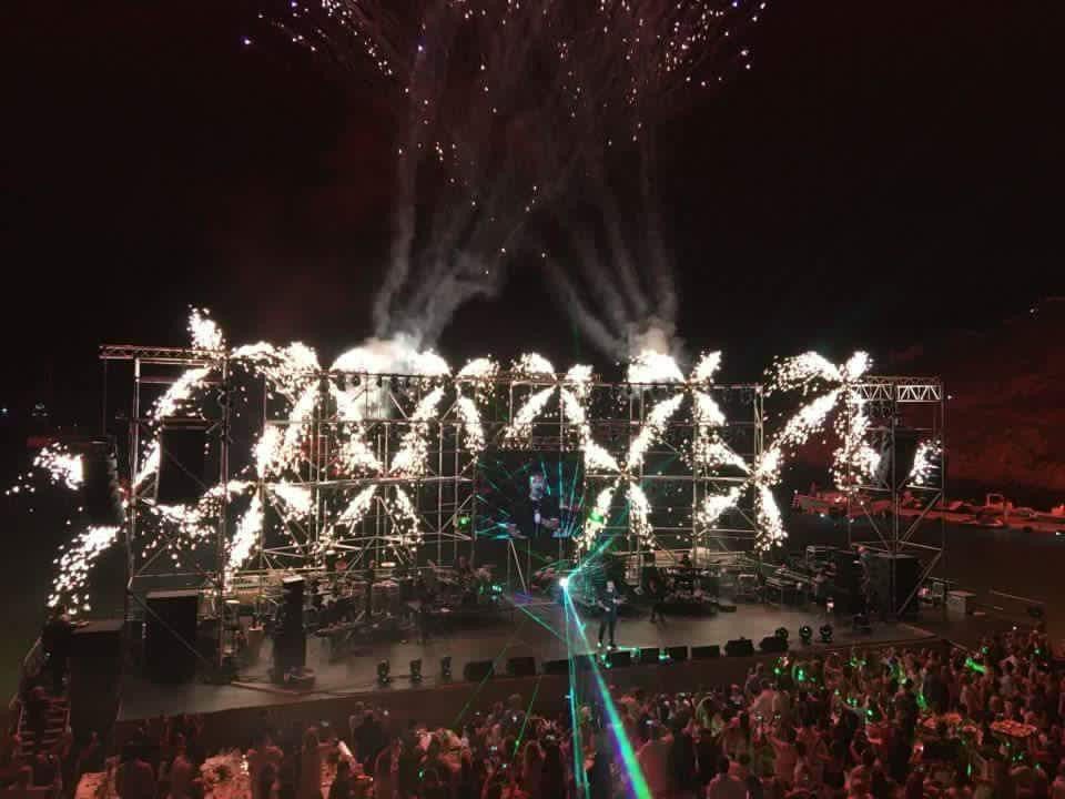 Πυροτεχνήματα, σαμπάνιες, βουτιές στη θάλασσα -Ολα όσα έγιναν στη συναυλία του Ρέμου στη Μύκονο με τα 1.000 ευρώ είσοδο [βίντεο] | iefimerida.gr 2