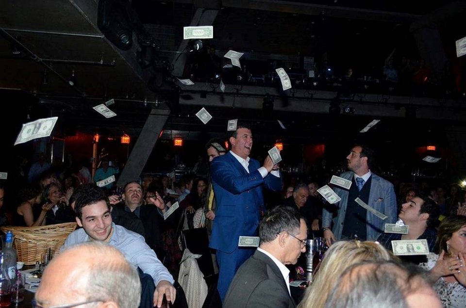 Λεφτά υπάρχουν: Εραναν με δολάρια τον Ρέμο οι ομογενείς [εικόνες] | iefimerida.gr 2