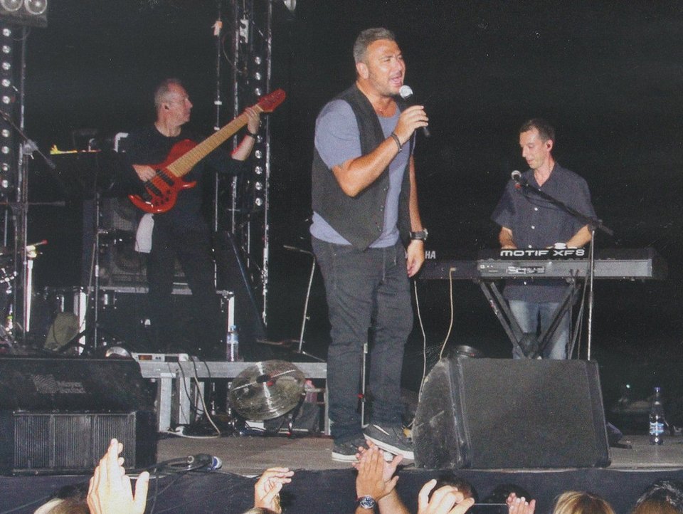 Οταν ο Ρέμος φίλησε το χέρι του Τάκη Ζαχαράτου: Μία απρόσμενη συνάντηση στις Σπέτσες [εικόνες] | iefimerida.gr 0