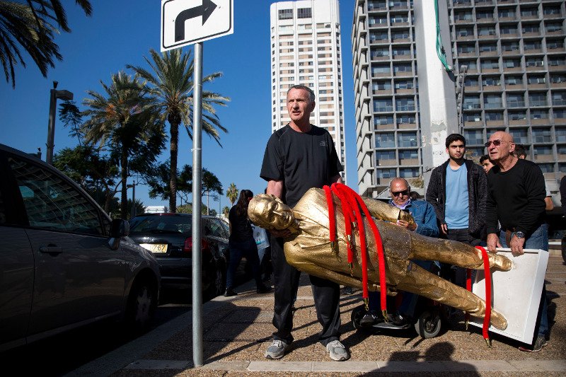 Ισραήλ: Αντιδράσεις προκαλεί το επιχρυσωμένο άγαλμα του Νετανιάχου [εικόνες] | iefimerida.gr 2