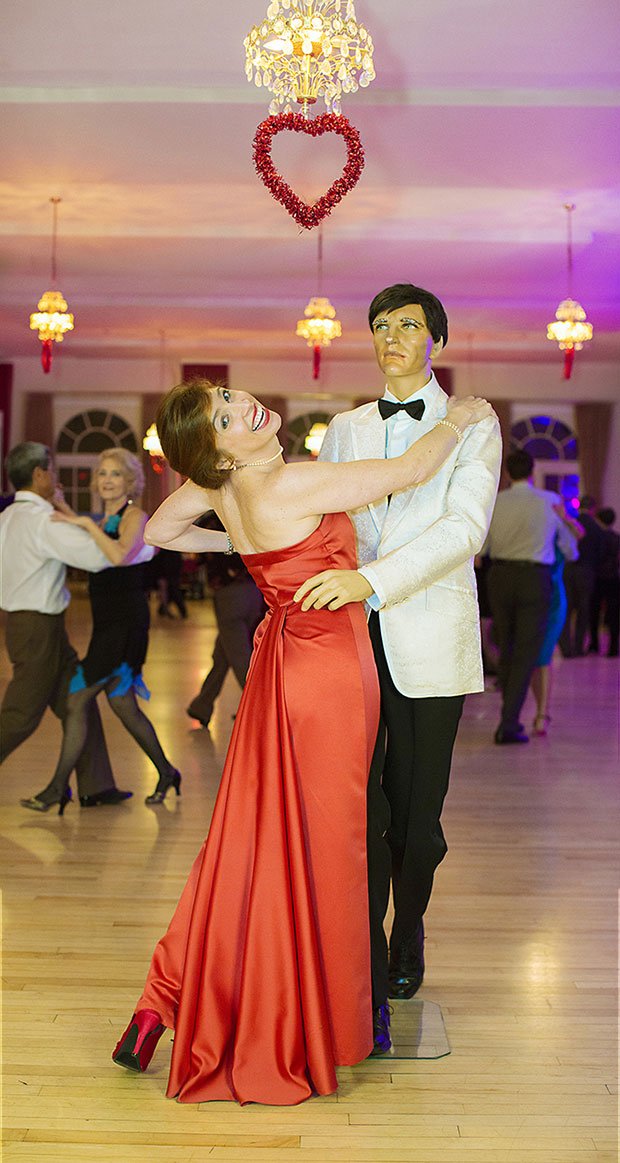 H γεροντοκόρη που γυρίζει όλο τον κόσμο με τον «τέλειο» σύζυγο -Ενα πρότζεκτ για τα στερεότυπα των ανύπαντρων γυναικών [εικόνες] | iefimerida.gr 9