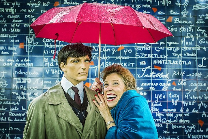 H γεροντοκόρη που γυρίζει όλο τον κόσμο με τον «τέλειο» σύζυγο -Ενα πρότζεκτ για τα στερεότυπα των ανύπαντρων γυναικών [εικόνες] | iefimerida.gr 2