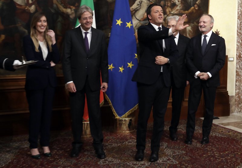 Το δώρο του Ρέντσι στον διάδοχό του -Σε χαλαρό κλίμα η τελετή παράδοσης [εικόνες] | iefimerida.gr 4