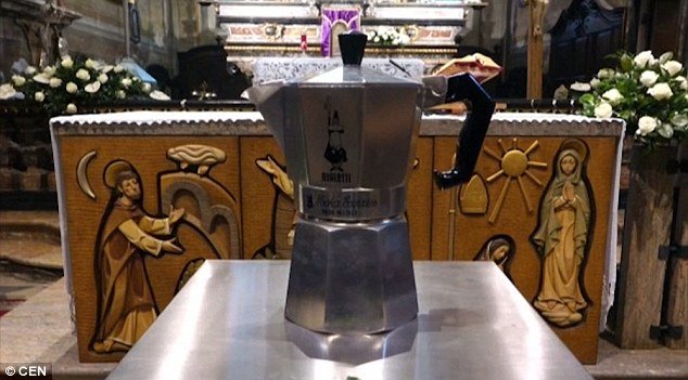 Πέθανε ο Ιταλός βασιλιάς του καφέ -Τον «κήδεψαν» σε μία καφετιέρα [εικόνες] | iefimerida.gr 0