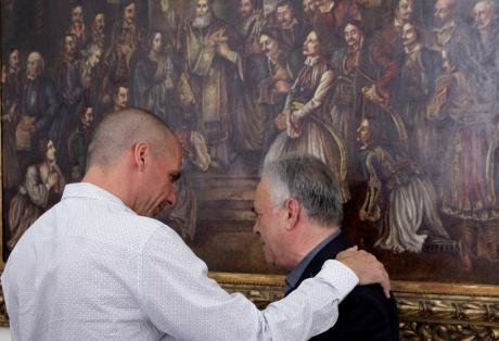 Μυστήριο: Τι συζήτησαν Βαρουφάκης-Δραγασάκης στους διαδρόμους της βουλής [εικόνες] | iefimerida.gr 0
